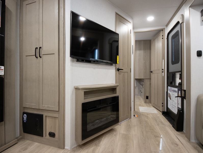 2025 Forest River Rockwood Signature Ultra Lite 8336BH - Image 17