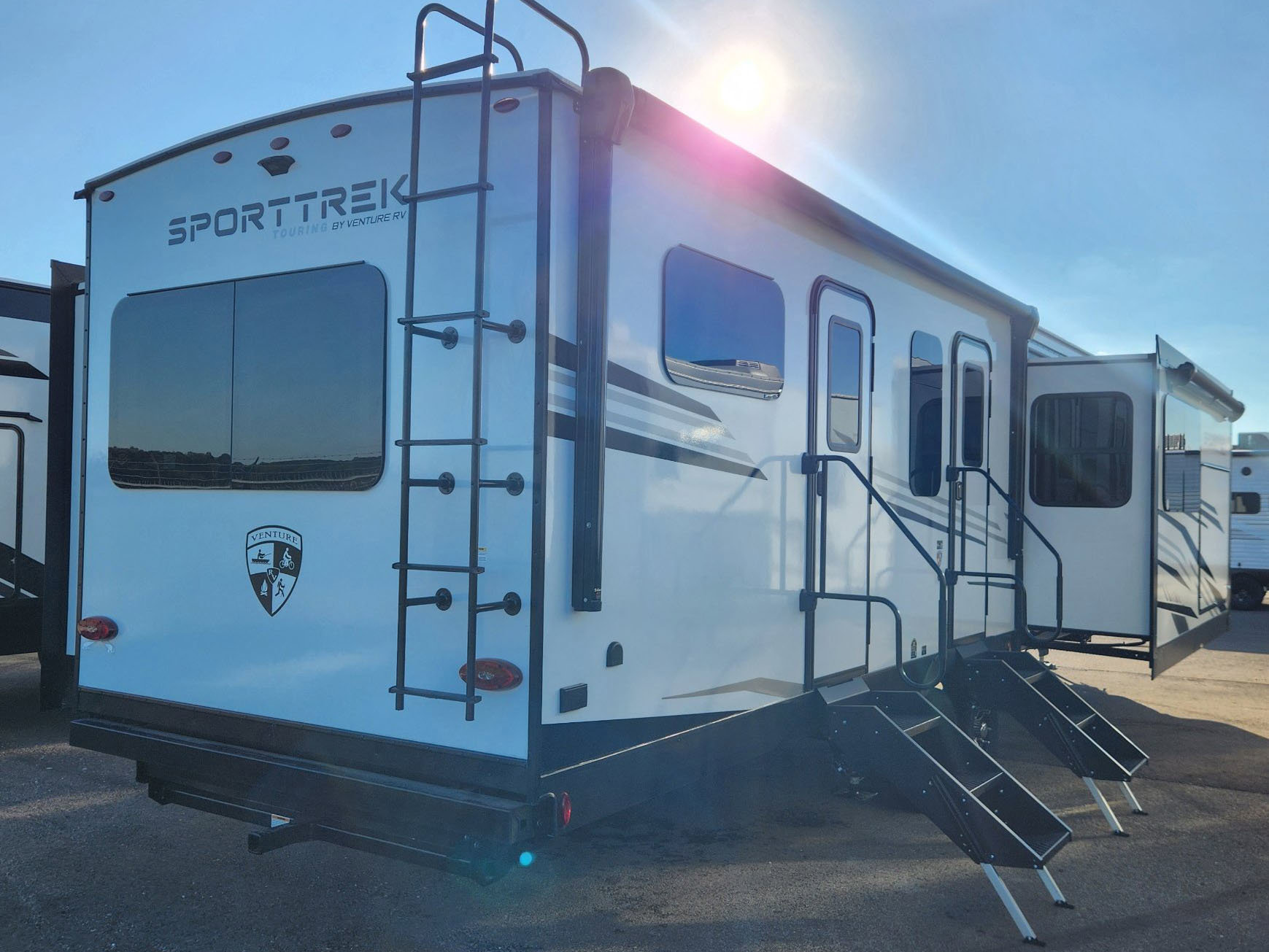 2026 VENTURE RV SPORTTREK 333VMI - Image 4