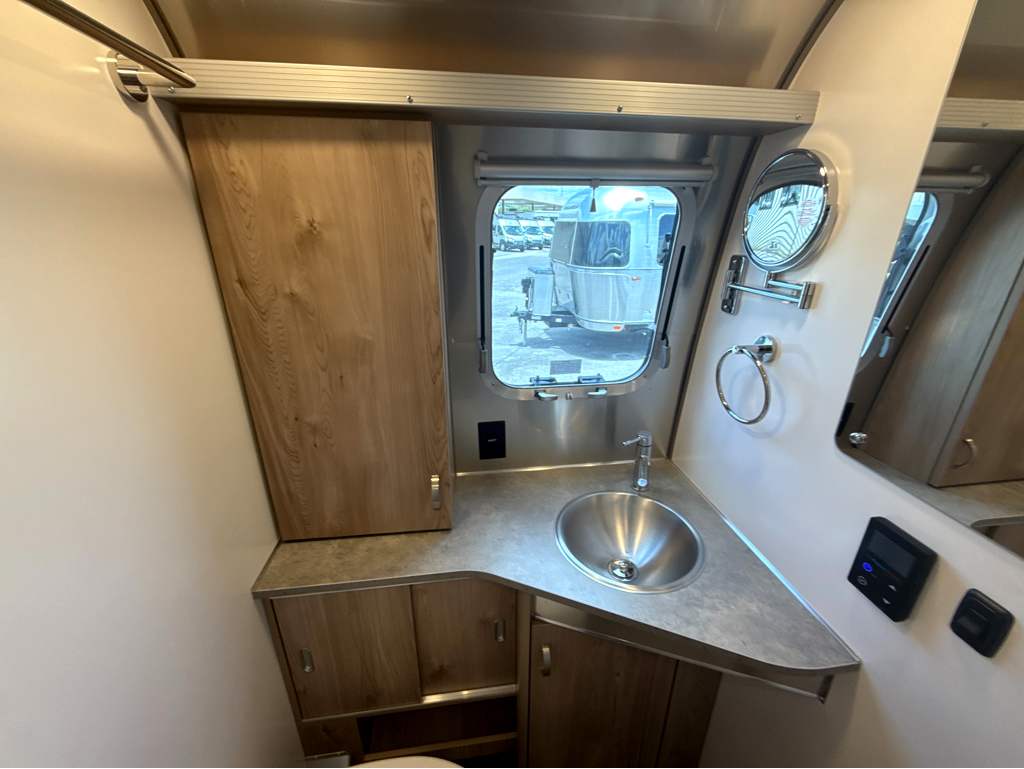 2027 AIRSTREAM FLYING CLOUD 25FBT - Image 32