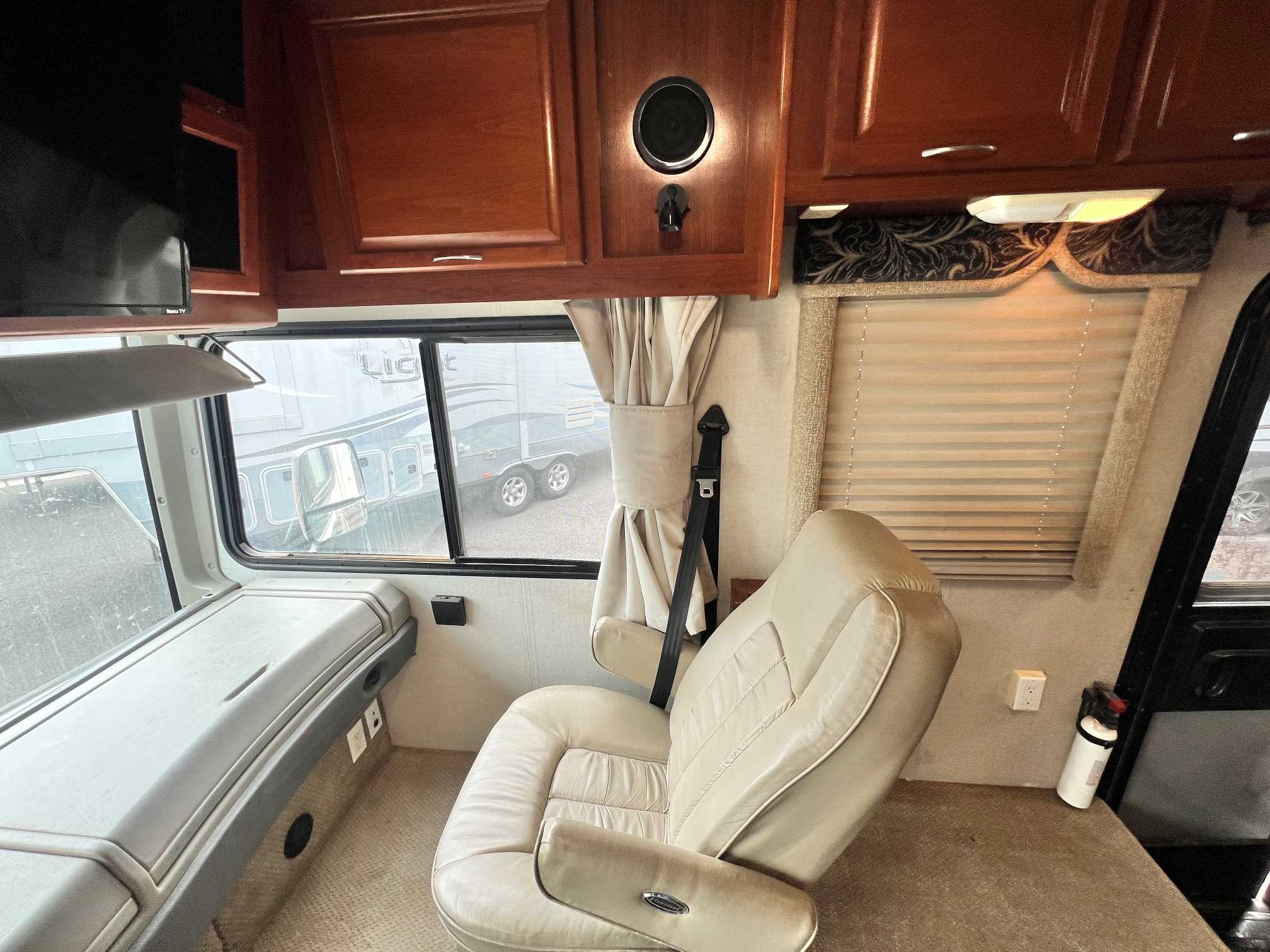 2006 Fleetwood Southwind 32VS - Image 7
