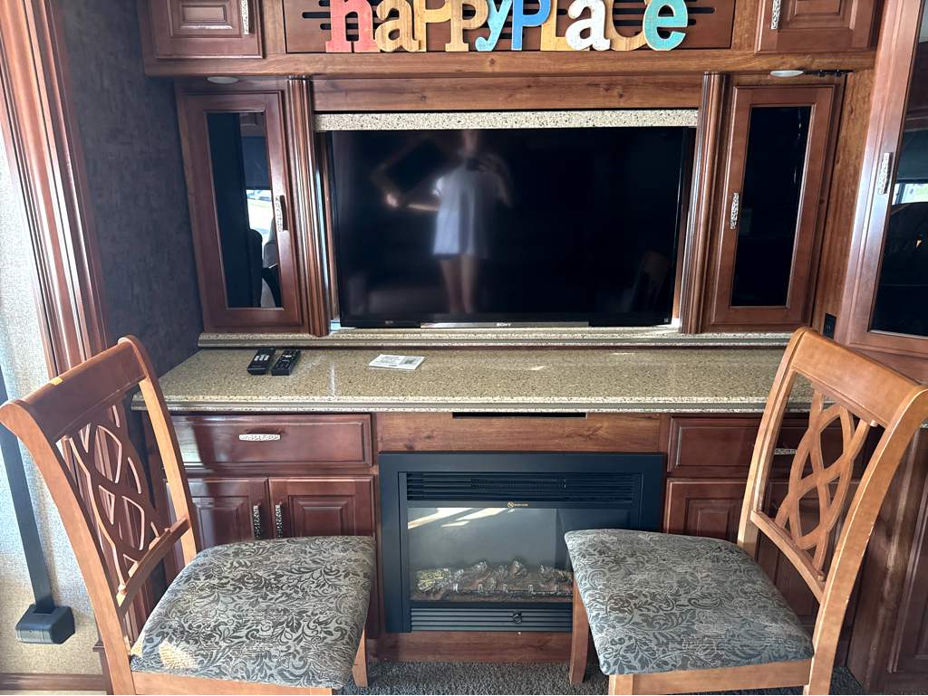 2014 Fleetwood DISCOVERY 40E - Image 15