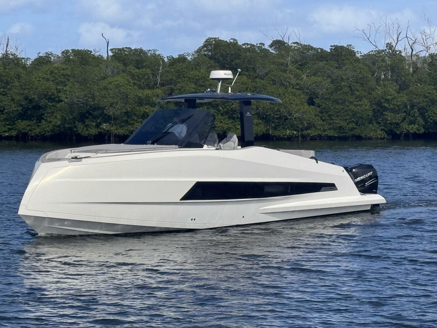 2023 Astondoa 377 Coupe Outboard - Image 4