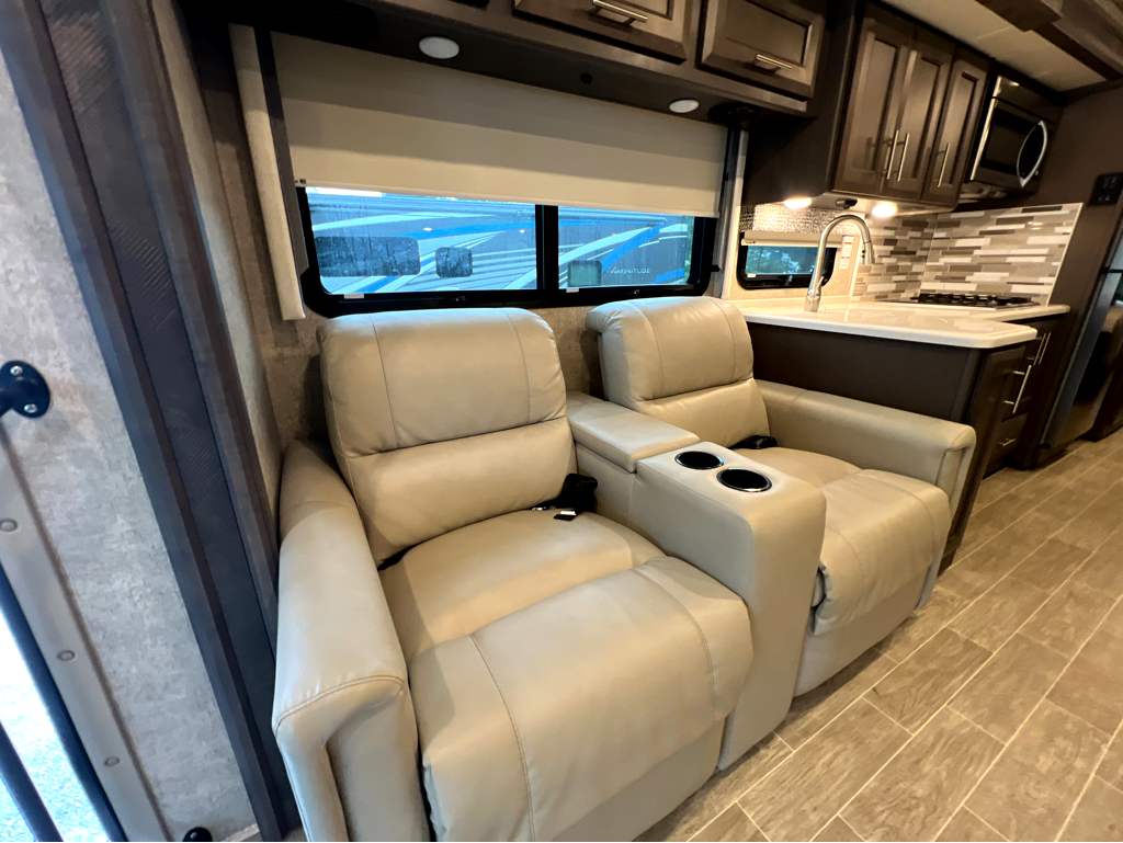 2022 THOR MOTOR COACH MIRAMAR 35.2 - Image 8