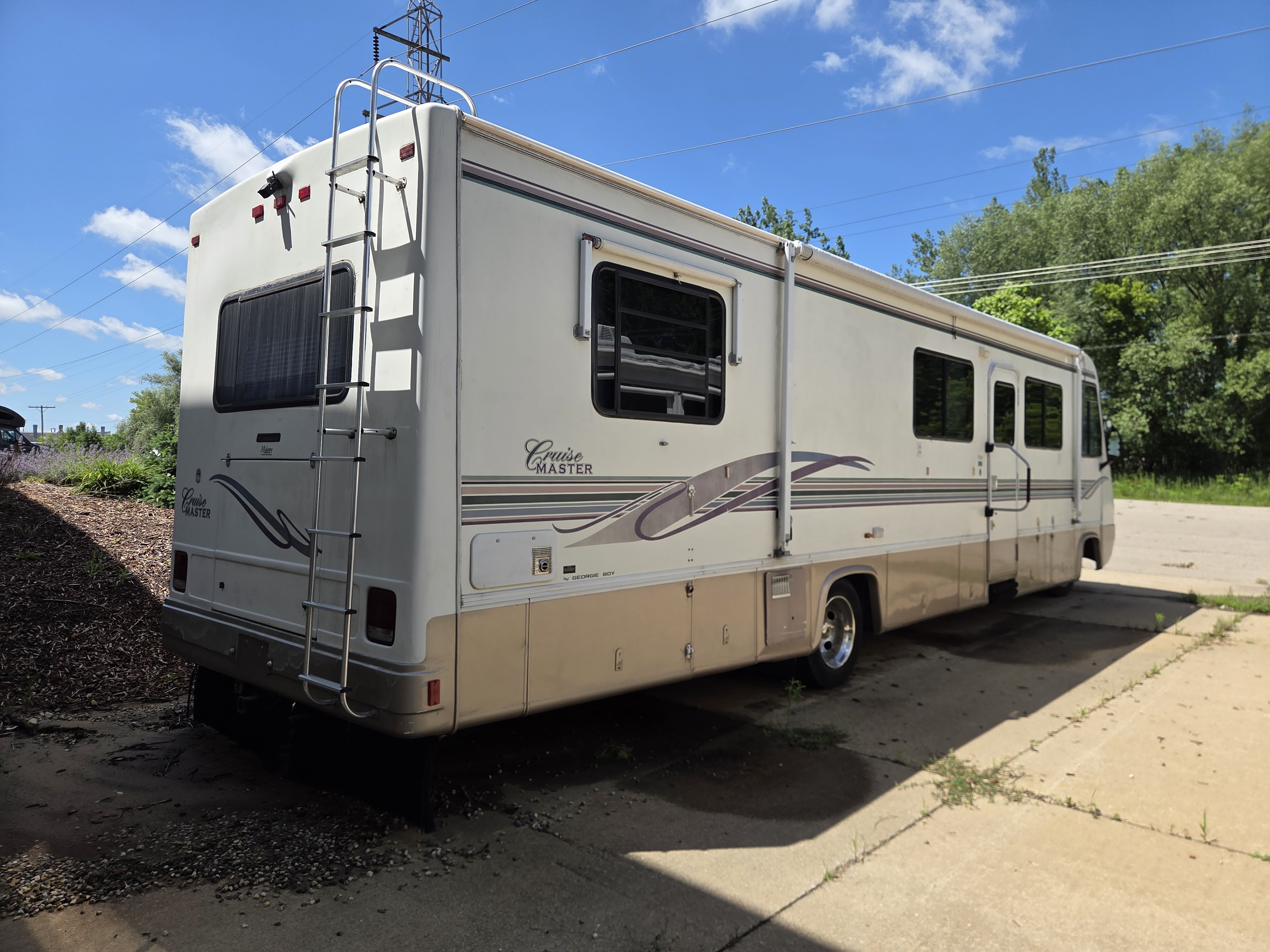 1997 Georgie Boy Cruise Master 3415 - Image 2