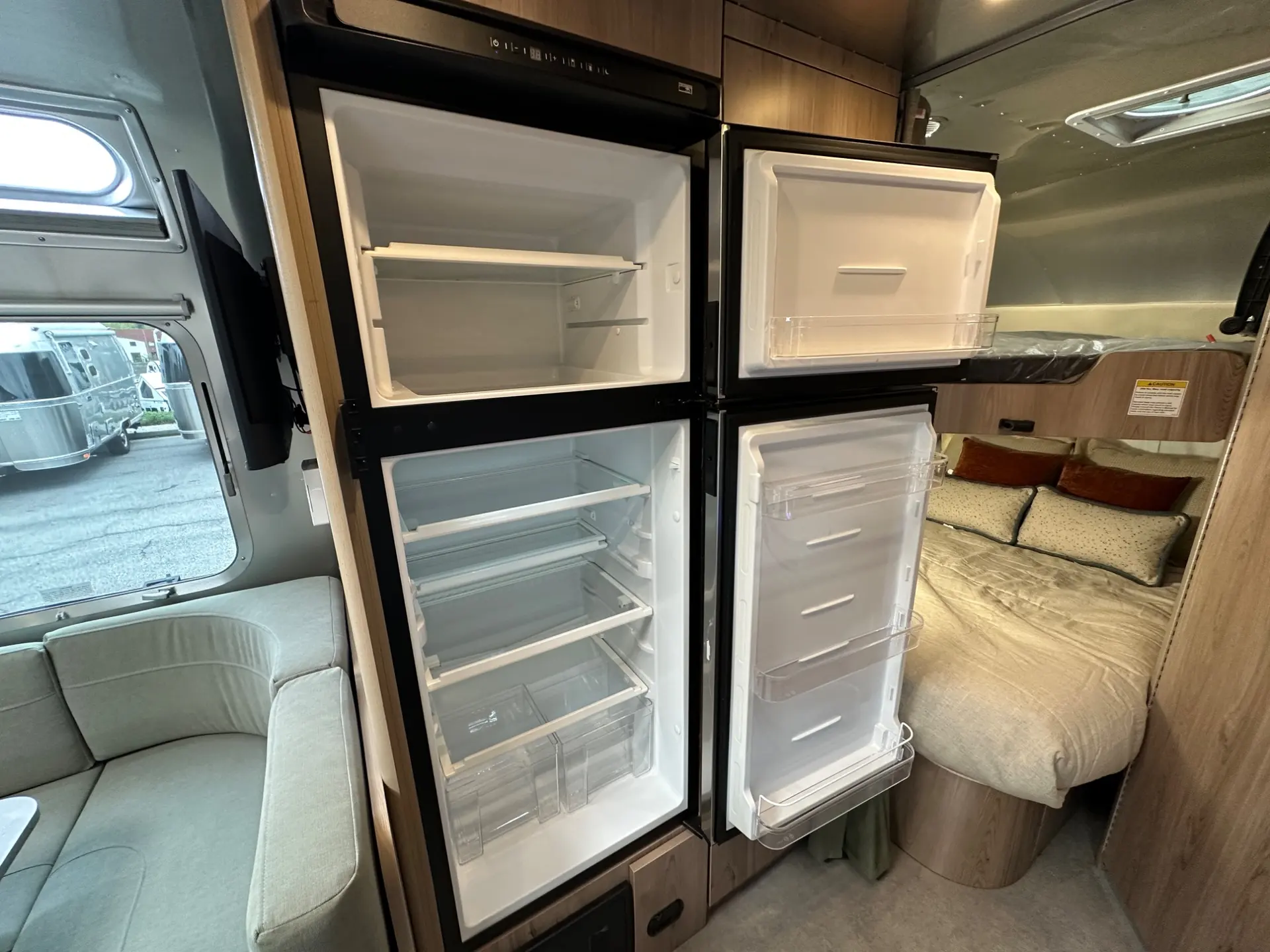 2027 Airstream Flying Cloud 30FB Bunk - Image 43