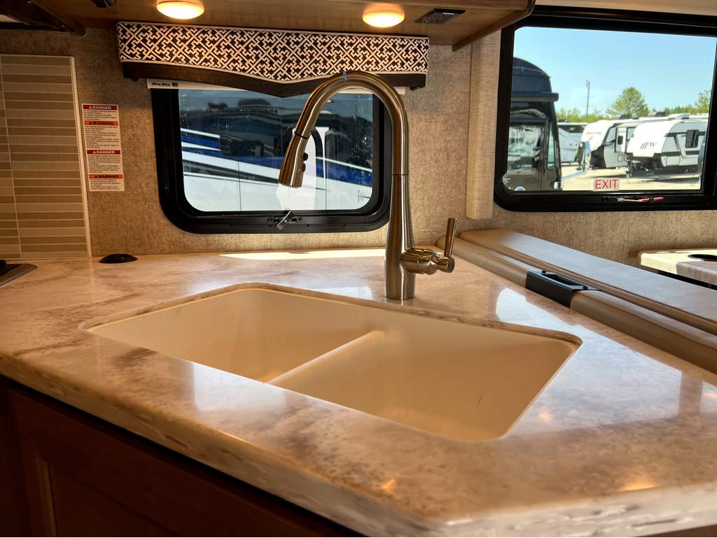 2022 THOR MOTOR COACH MAGNITUDE BT36 - Image 13