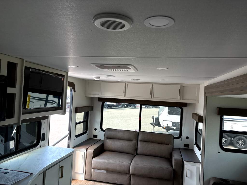 2027 GRAND DESIGN TRANSCEND 245RLT - Image 23