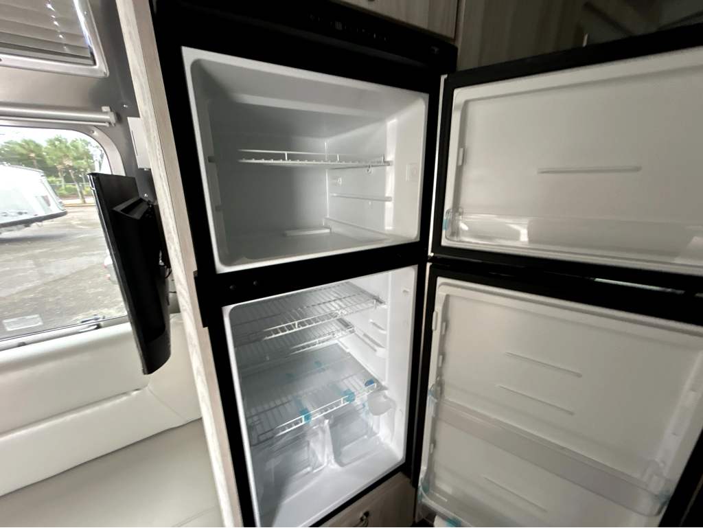 2027 Airstream International 25FB - Image 16