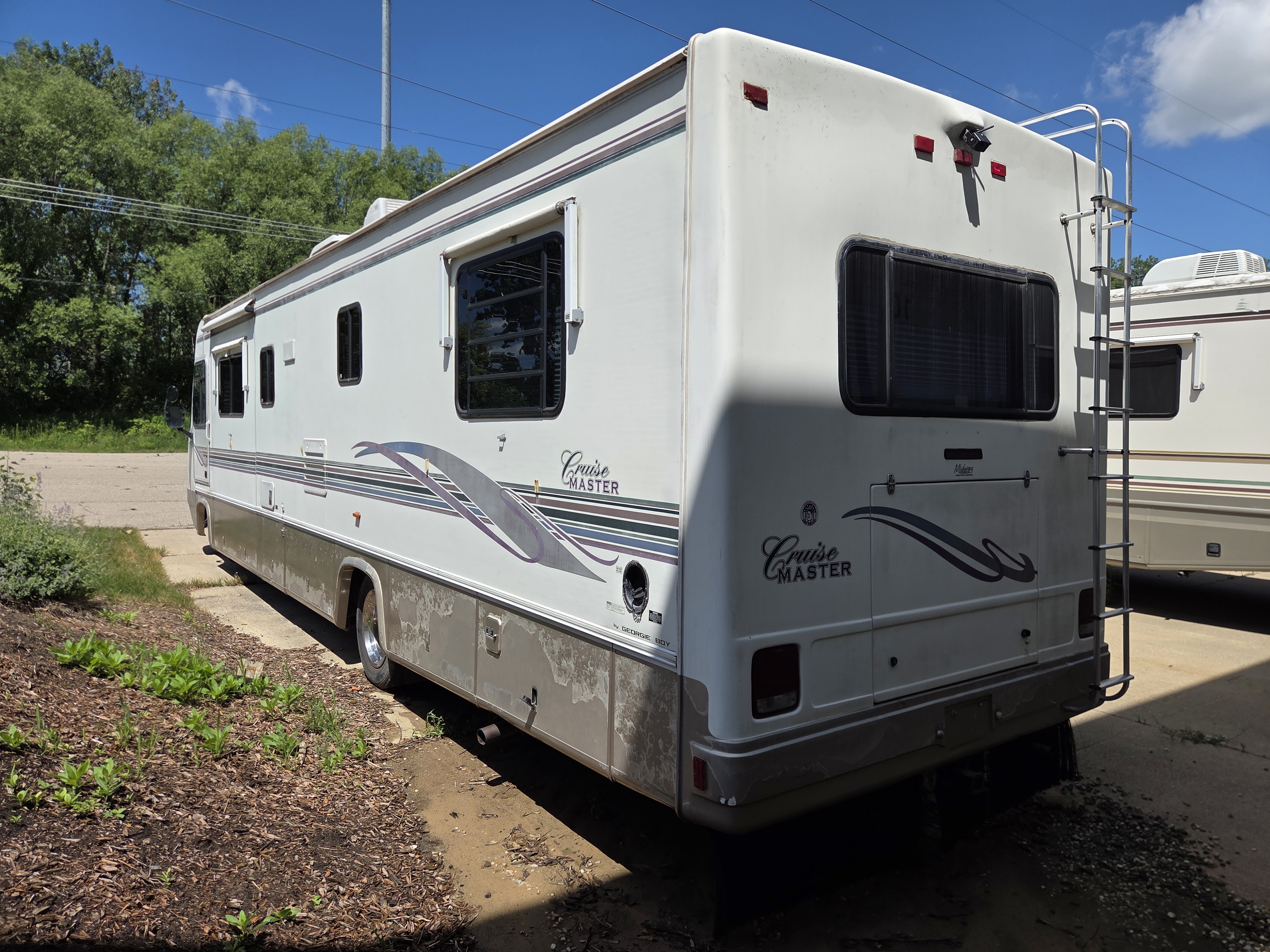 1997 Georgie Boy Cruise Master 3415 - Image 3