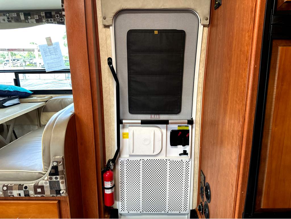 2013 COACHMEN CONCORD 300TS - Image 21