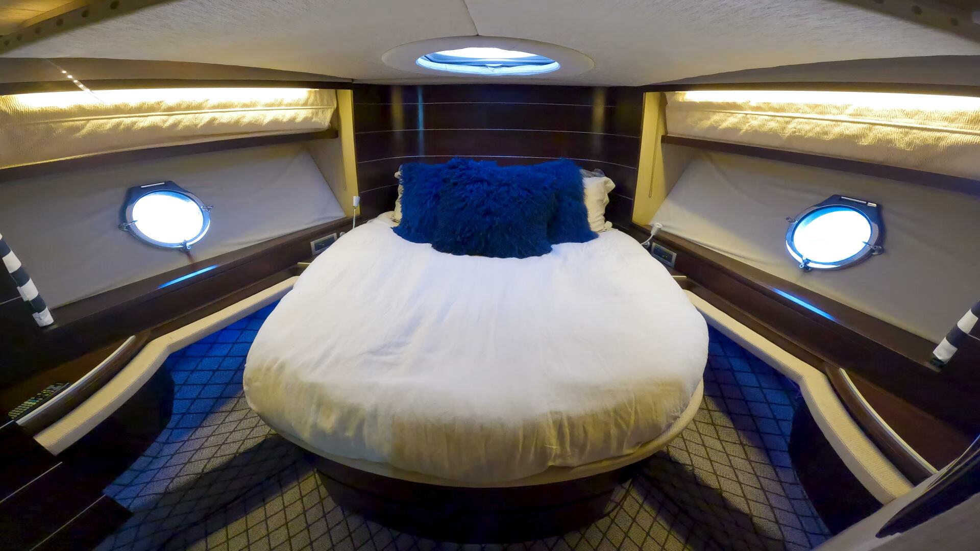 2011 Azimut 68S - Image 20
