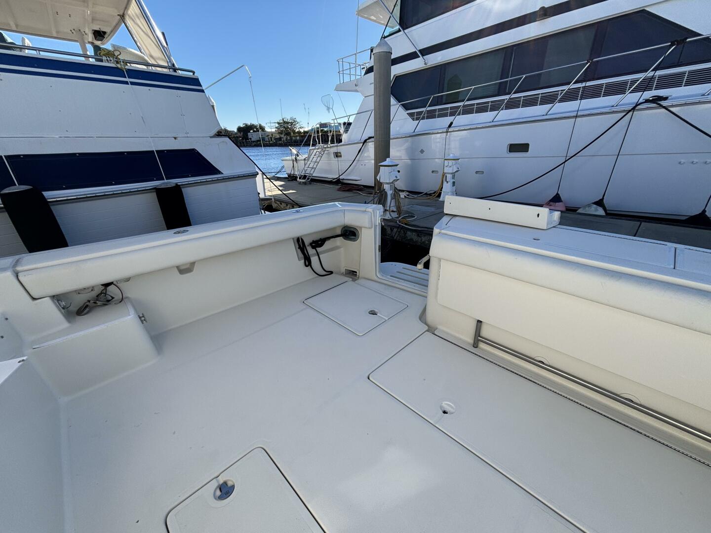 1993 Tiara Yachts 4300 Convertible - Image 16