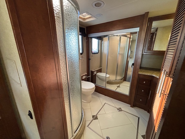 2014 Coachmen Cross Country 404RB - Image 31
