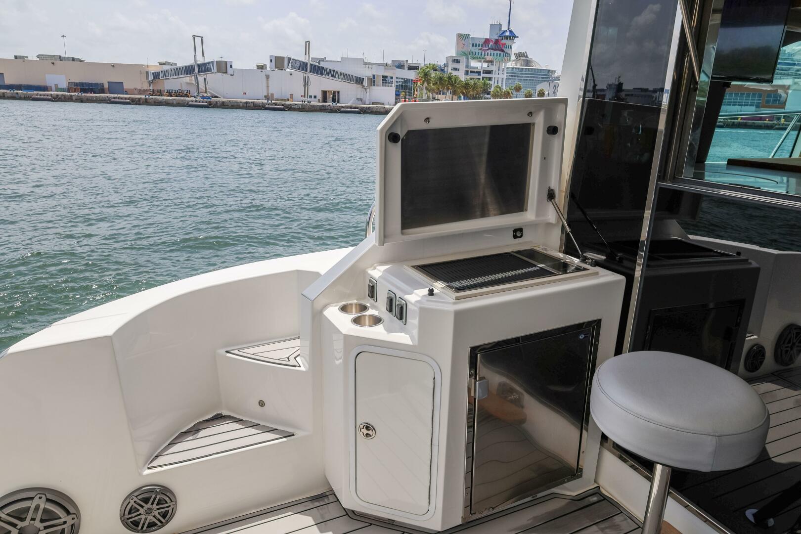 2014 Cruisers Yachts 45 Cantius - Image 28