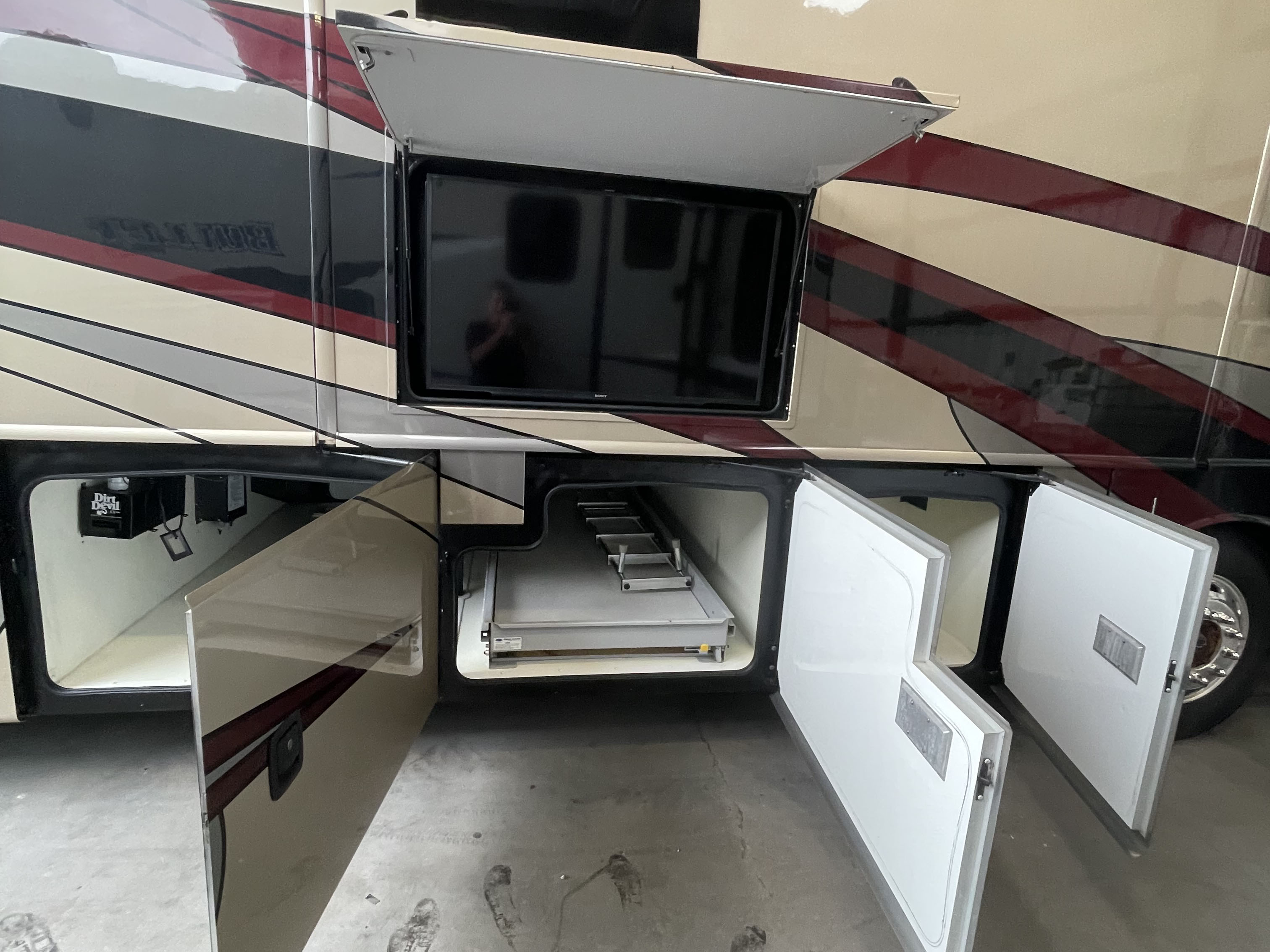 2018 Fleetwood DISCOVERY 38N - Image 3