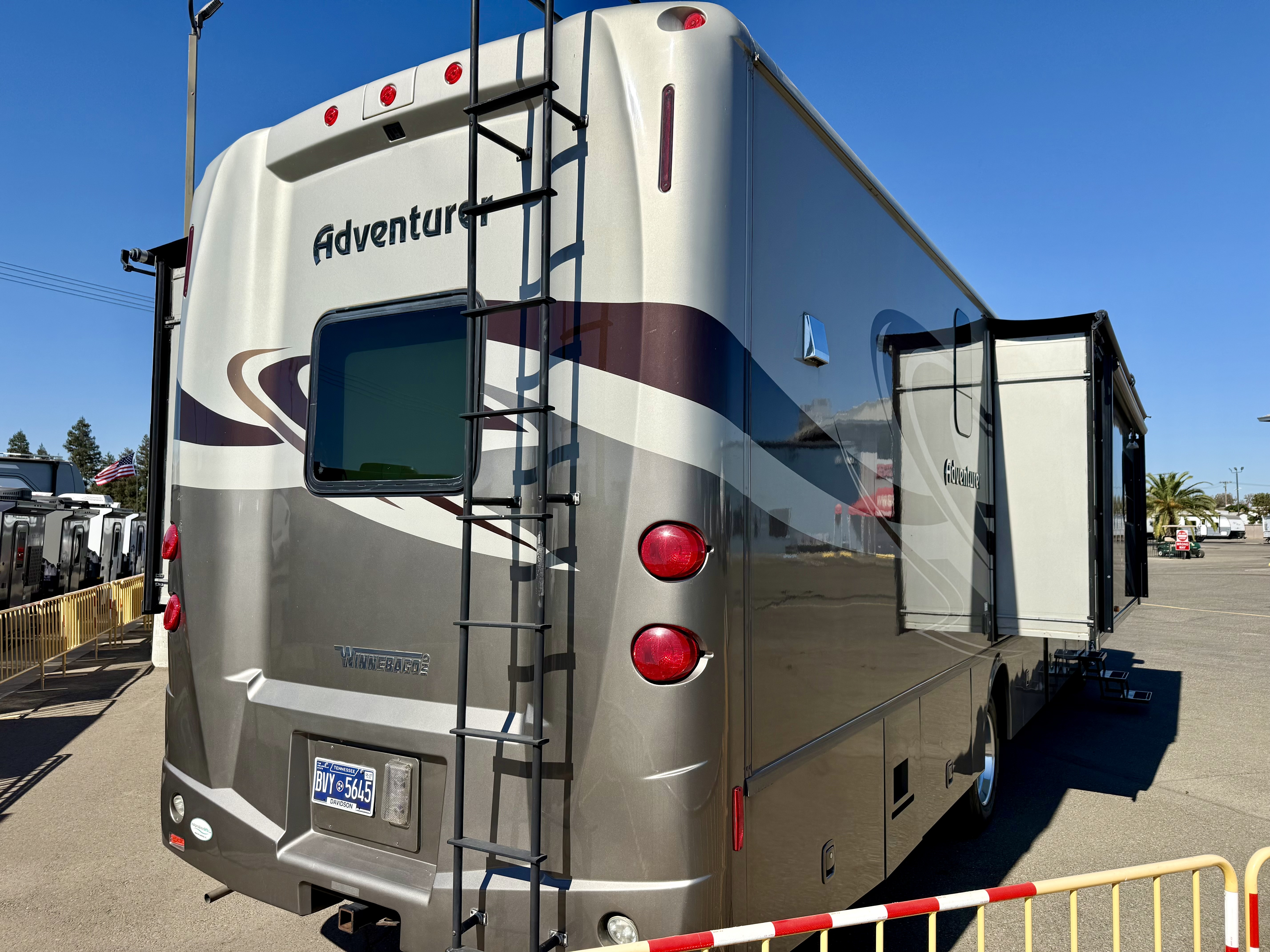 2015 Winnebago Adventurer 38Q - Image 4