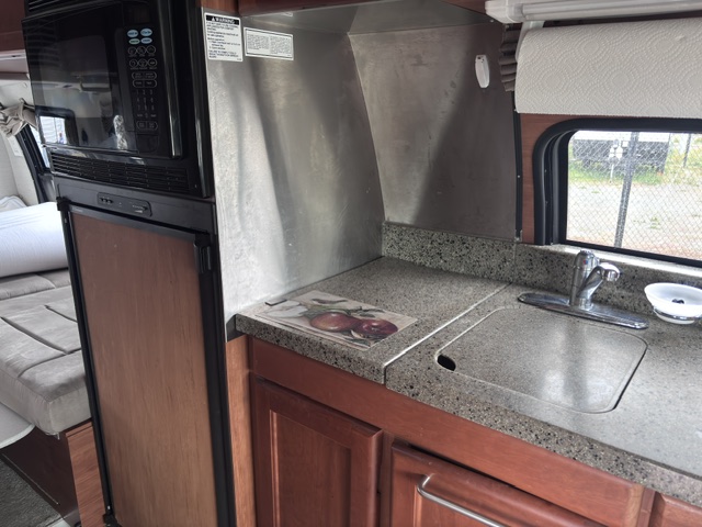 2008 Roadtrek Popular 210 - Image 11
