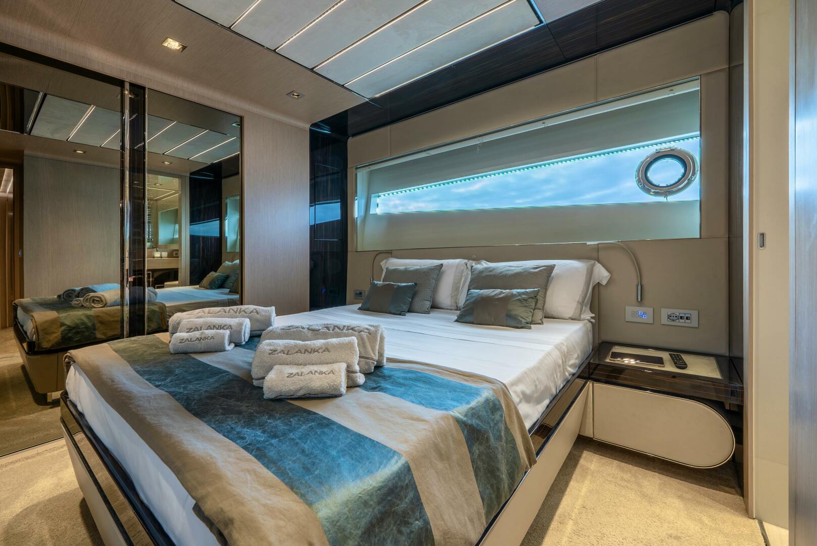 2018 Dominator Yachts Dominator Ilumen Base - Image 16