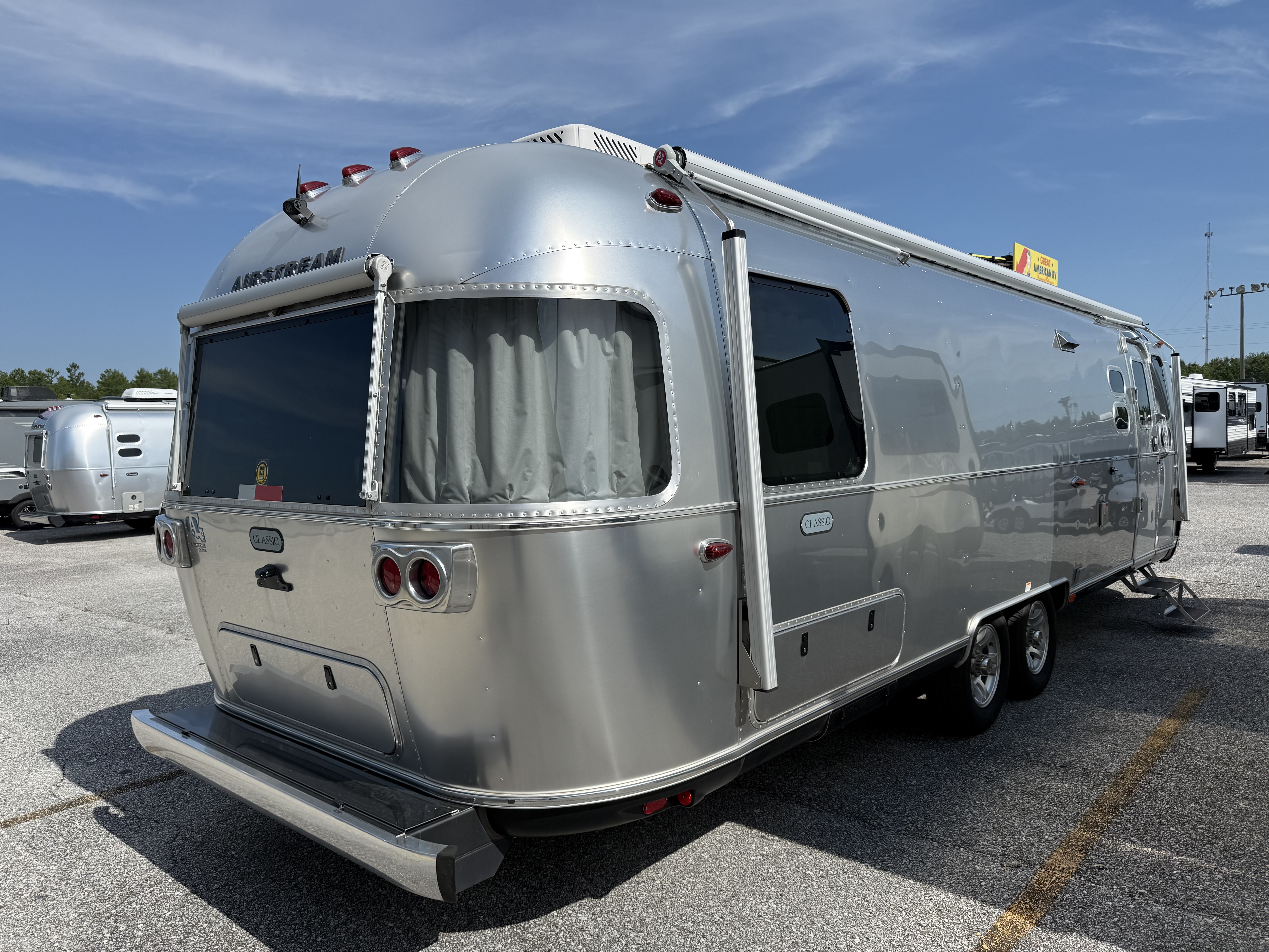 2025 AIRSTREAM CLASSIC 30RB - Image 4