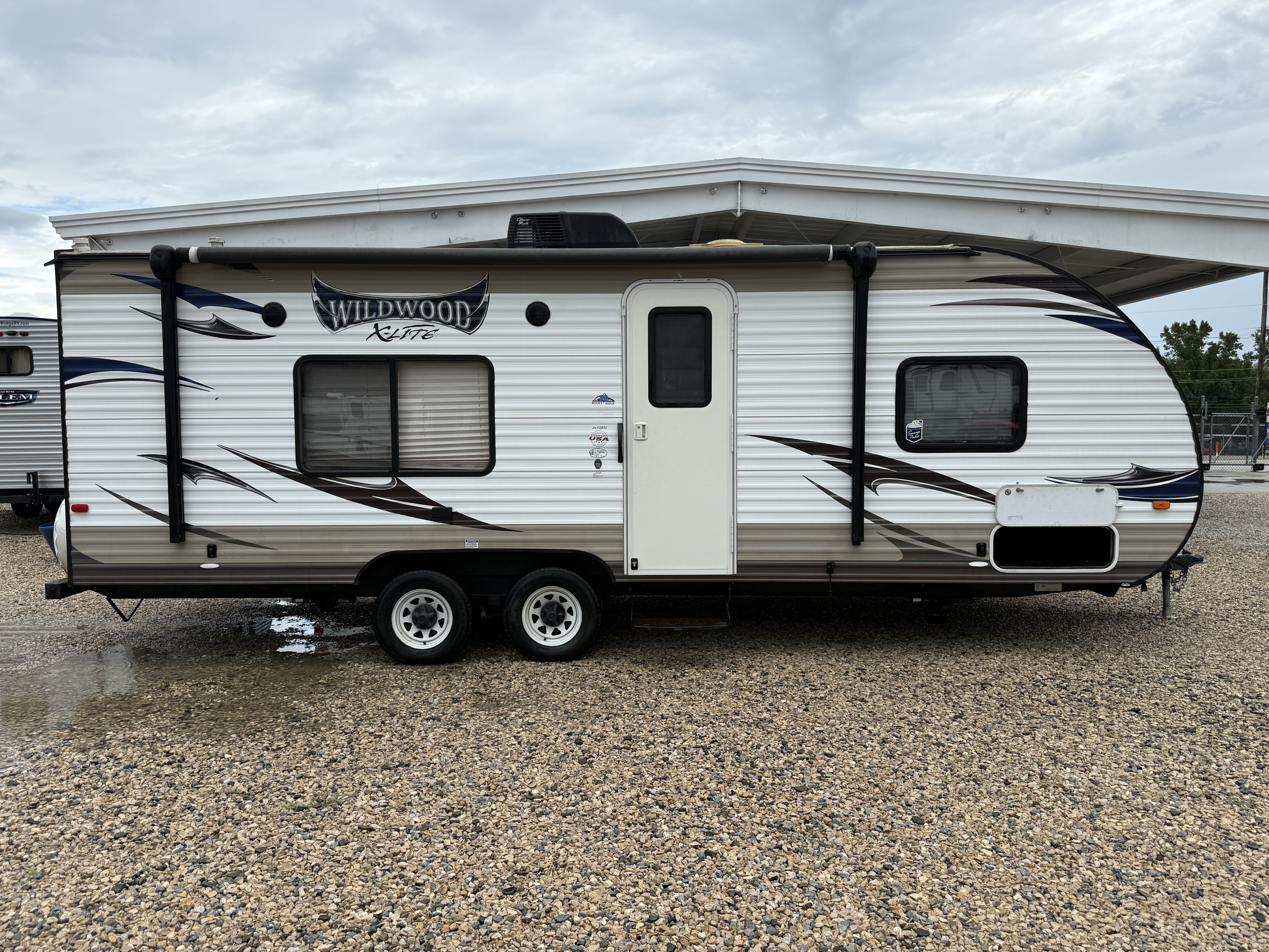 2016 WILDWOOD X-LIGHT SERIES 241QBXL - Image 8