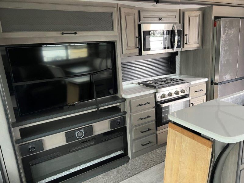 2024 Keystone Montana 3123RL - Image 8