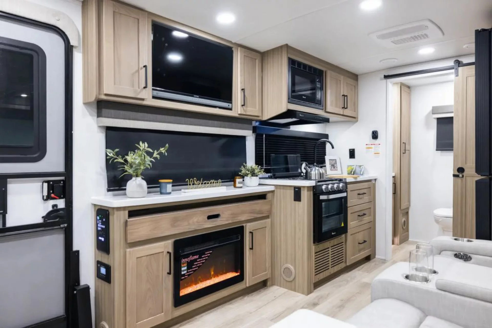2027 FOREST RIVER ROCKWOOD MINI LITE 2524FBT - Image 6