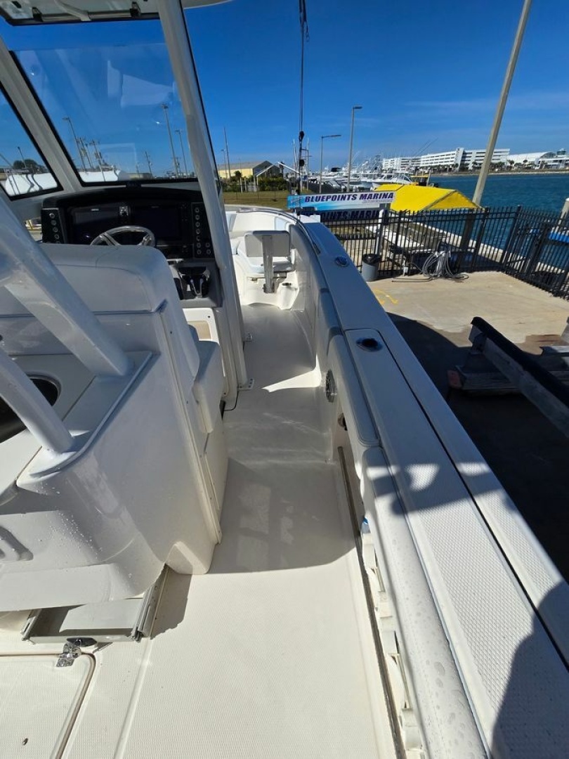 2022 Robalo R272 - Image 24