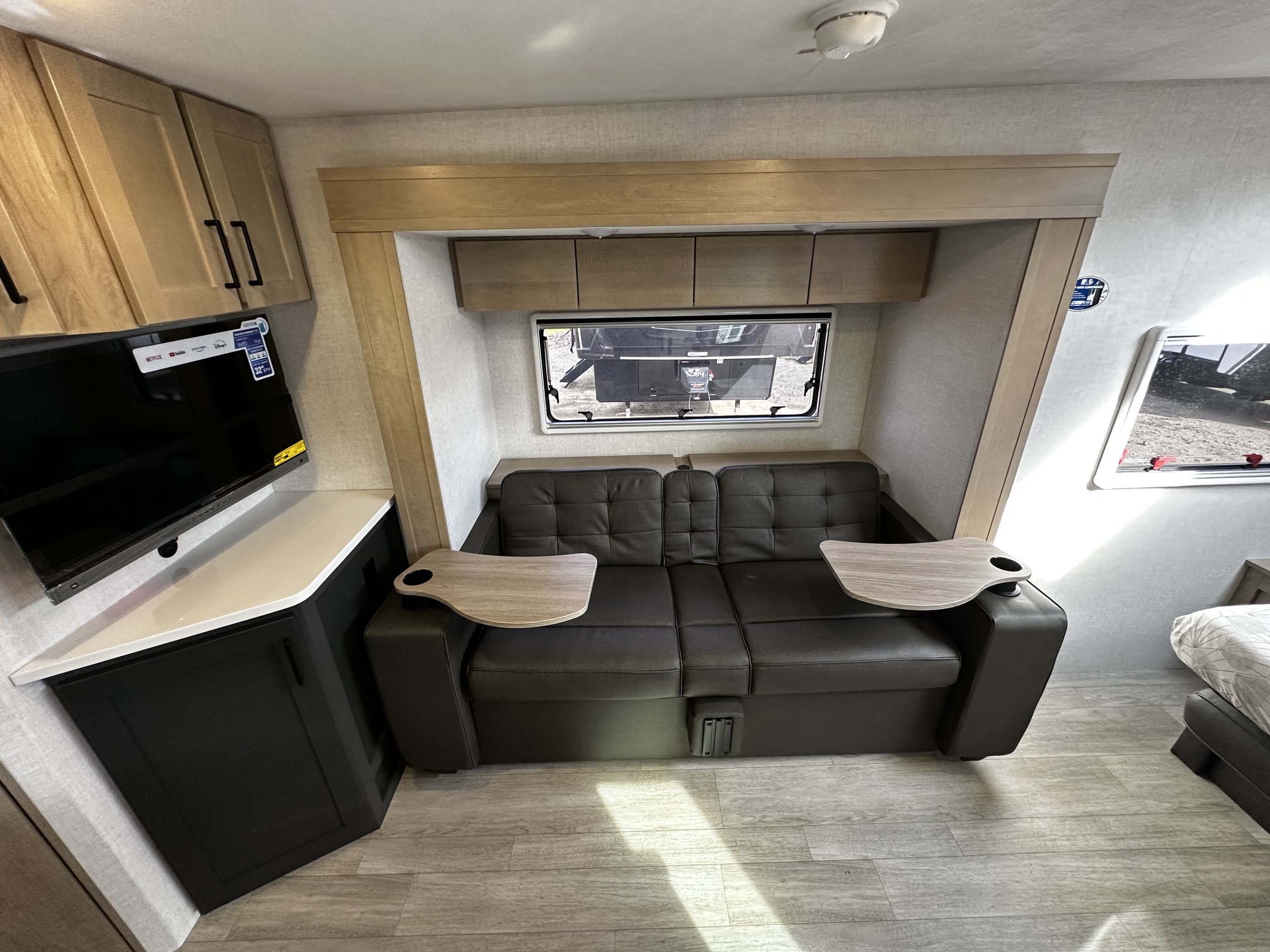 2027 Ember Overland Series 221MSL - Image 19