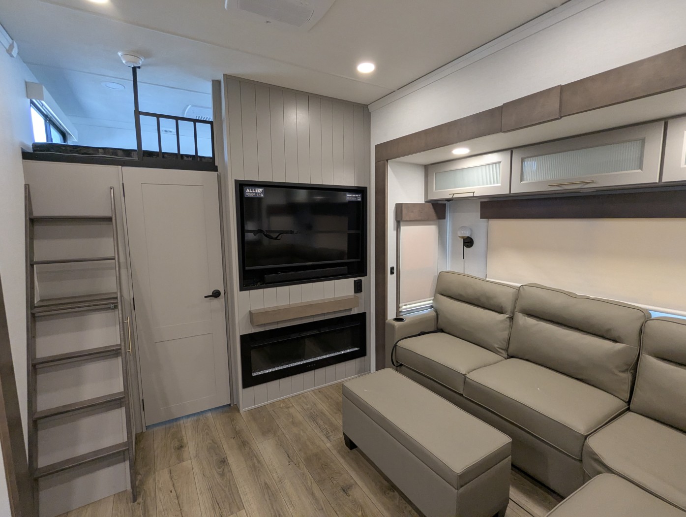 2026 Alliance RV Paradigm 395DS - Image 23