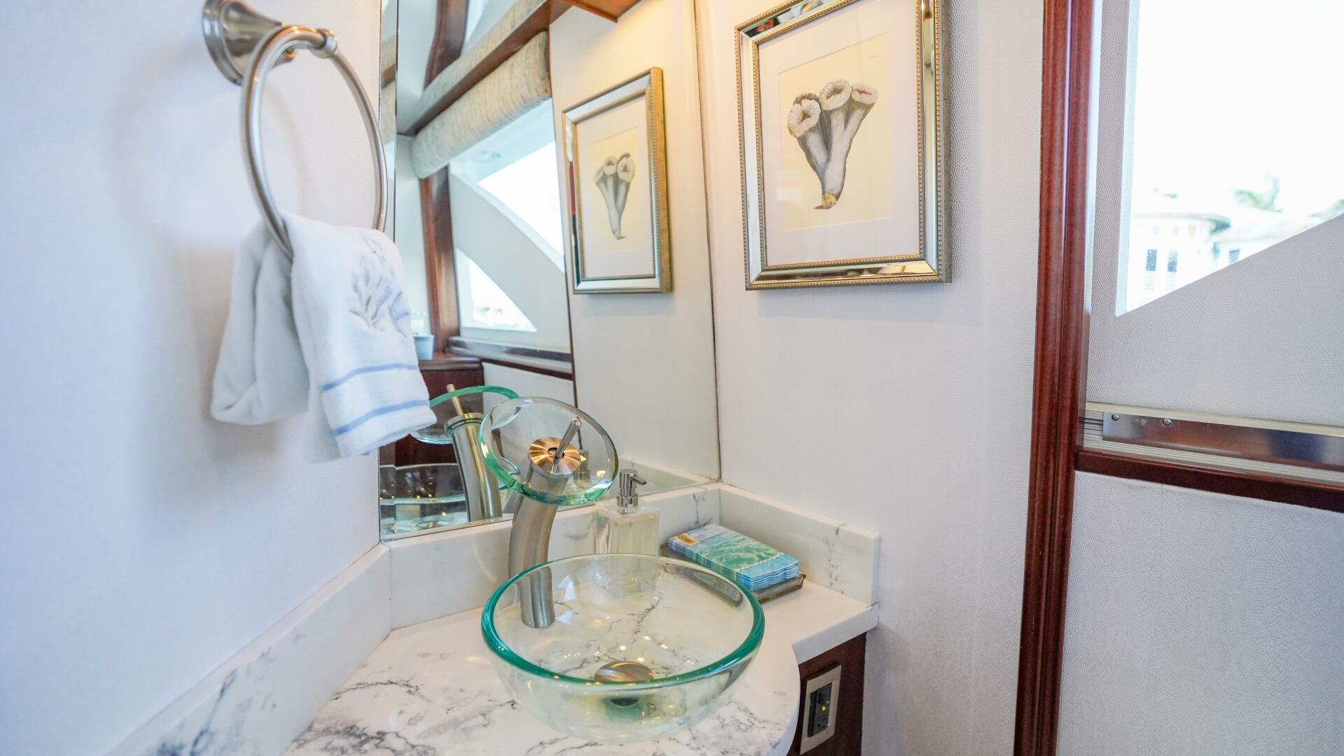 2004 Lazzara Yachts 80 SL - Image 36