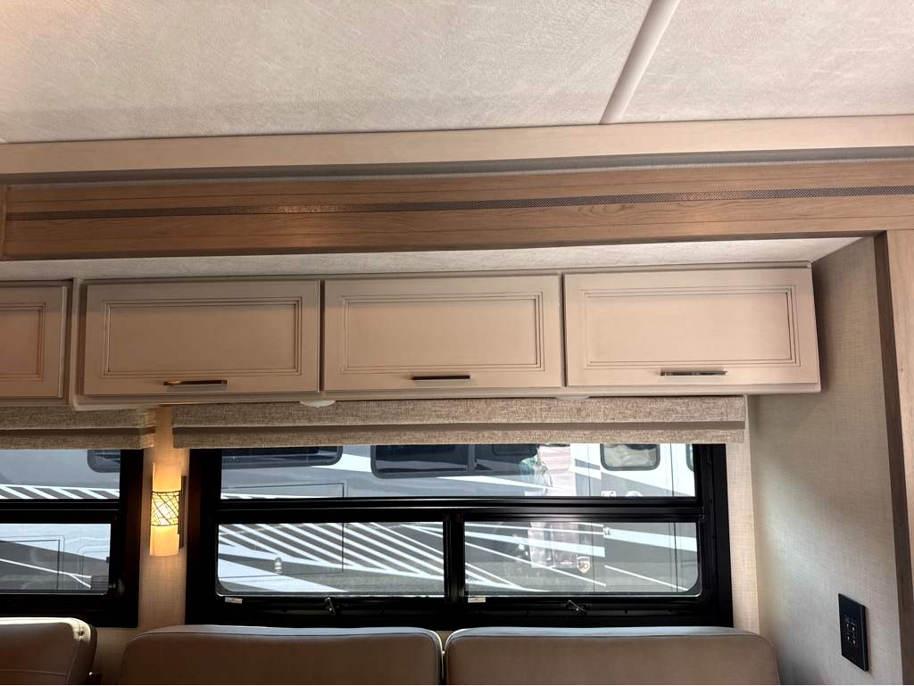 2027 THOR MOTOR COACH HURRICANE 36H - Image 9