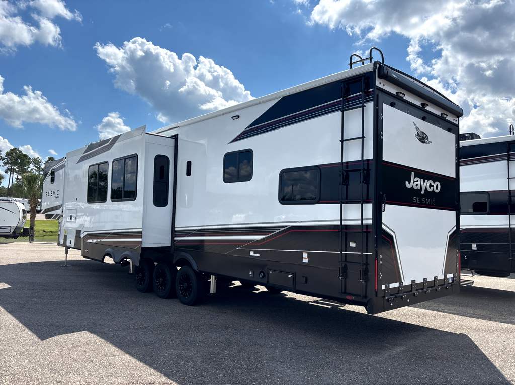 2026 JAYCO SEISMIC 413 - Image 4