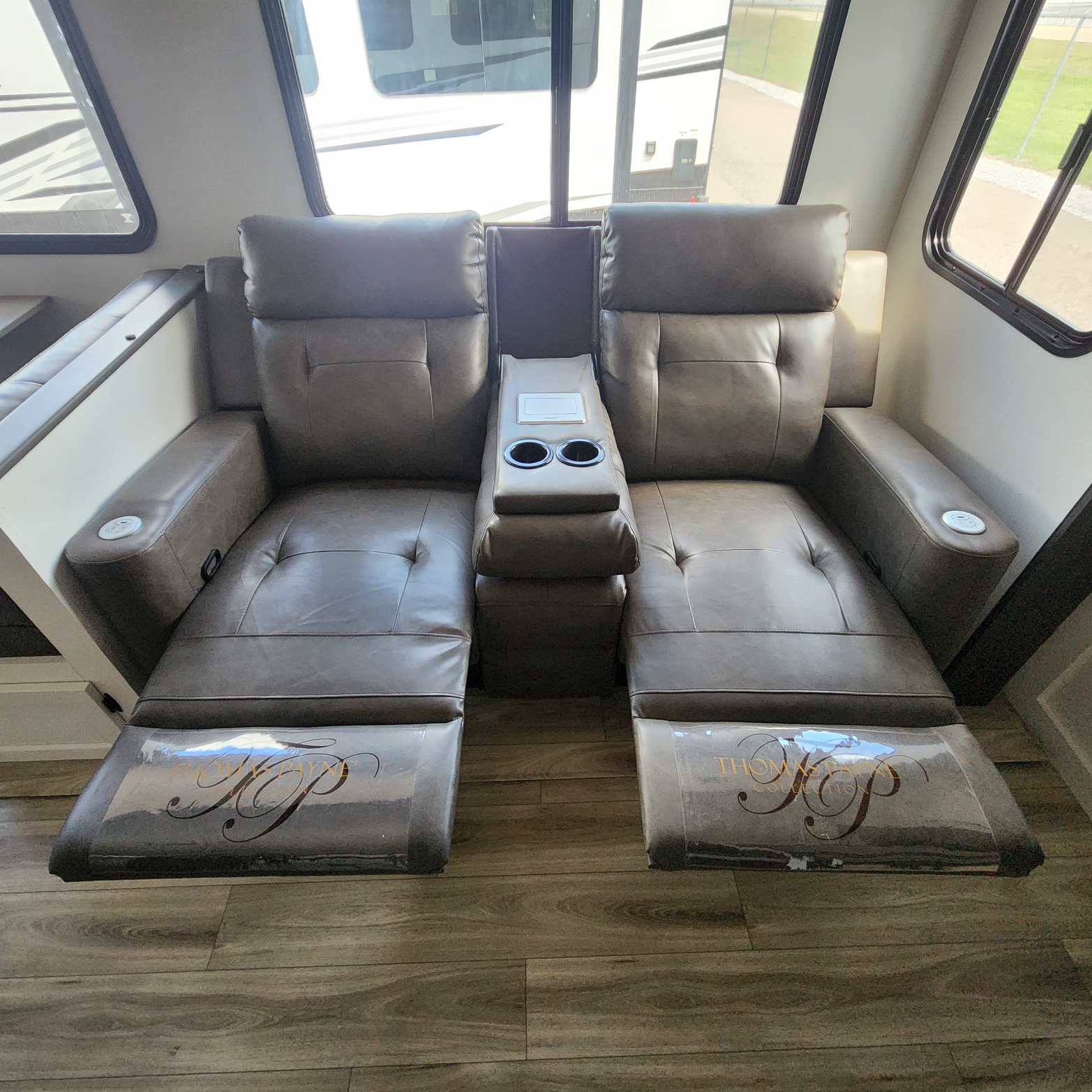2026 VENTURE RV SPORTTREK 327VIK - Image 18