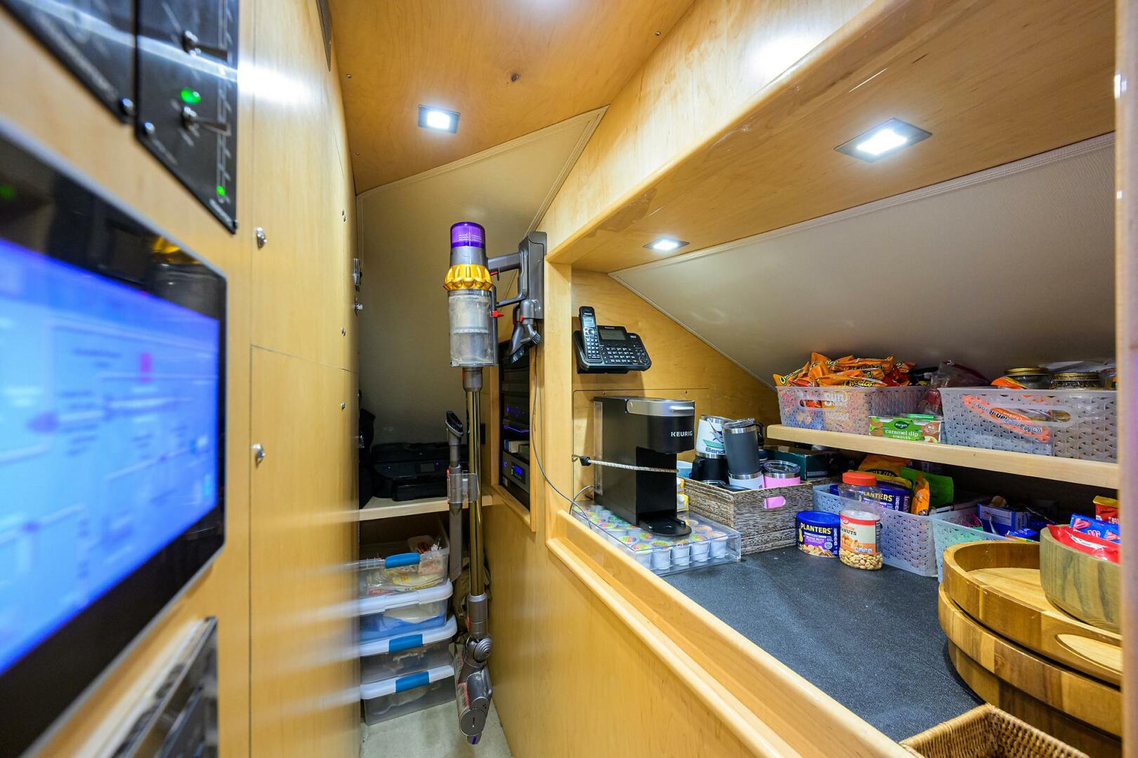 2021 Viking 72 Convertible - Image 11
