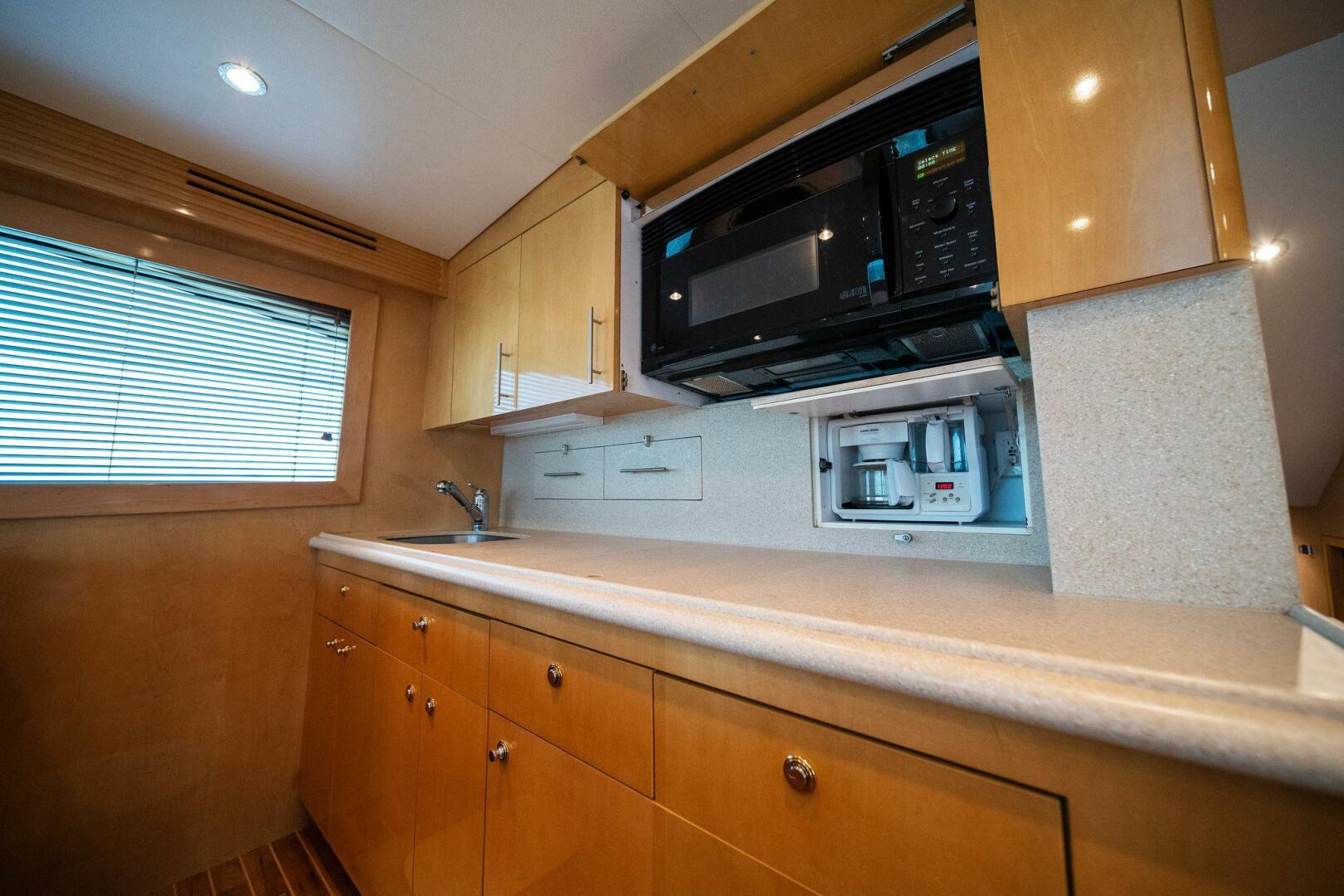 2003 Hatteras 54 Convertible - Image 11