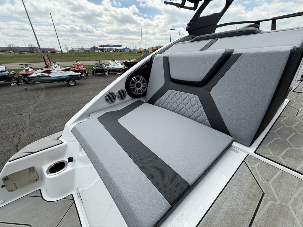 2026 Yamaha Boats 222XD - Image 11
