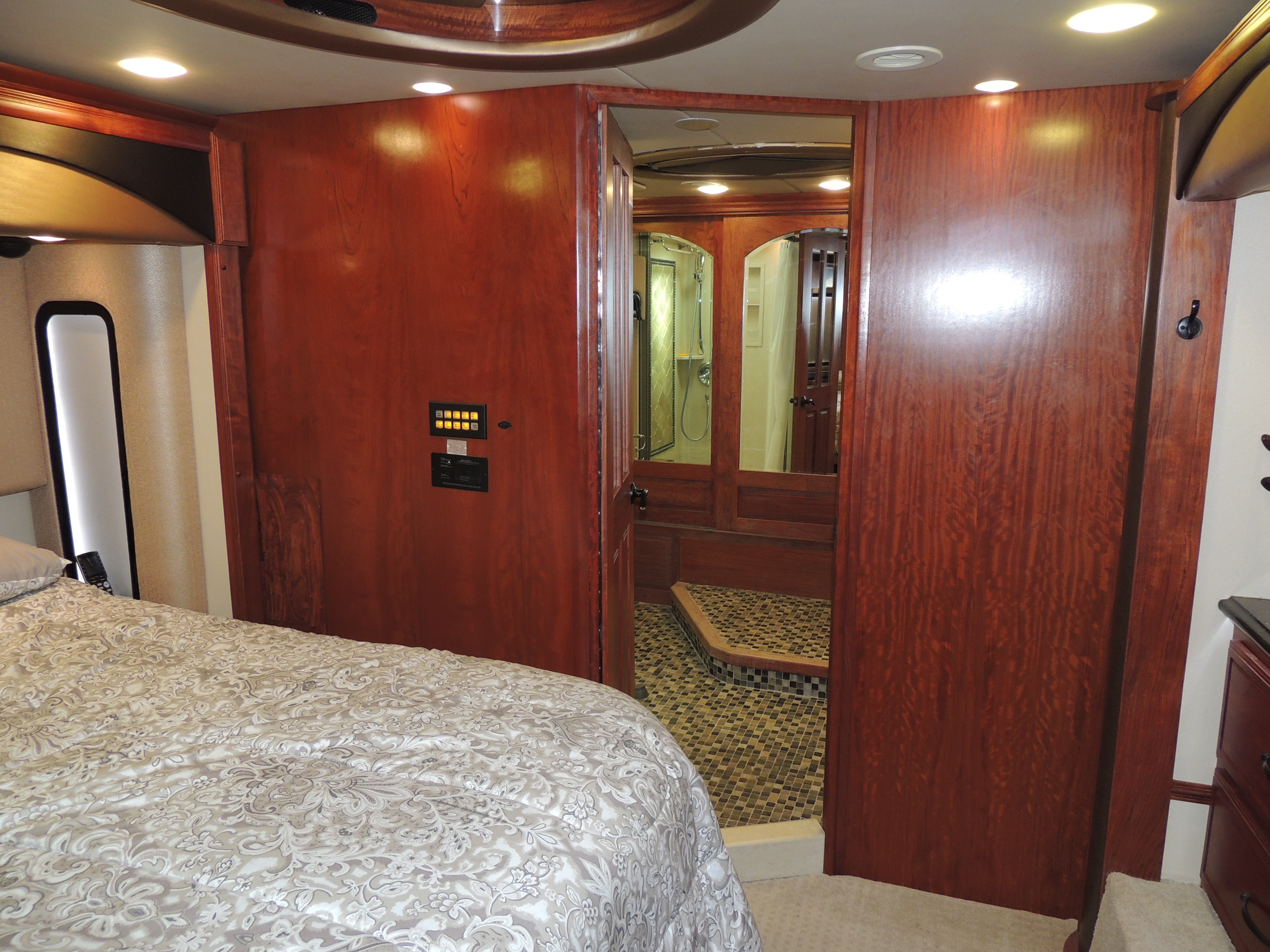 2010 Foretravel Phenix 45' Custom - exterior 15