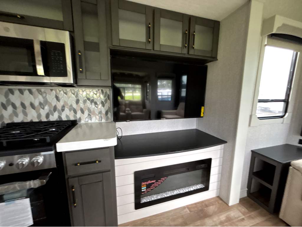 2025 CROSSROADS REDWOOD REGENCY 3721FDB - Image 11