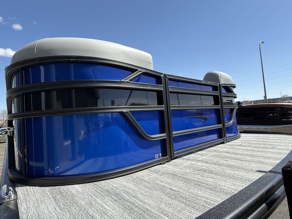 2025 Bennington 22 SSB Swingback Tri-Toon Pontoon - Image 9