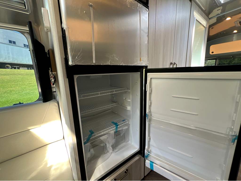 2027 AIRSTREAM INTERNATIONAL 27FBQ - Image 14