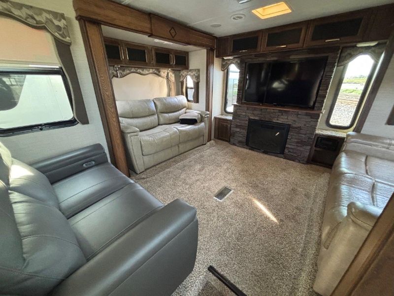 2017 Keystone Cougar 326RDS - Image 9