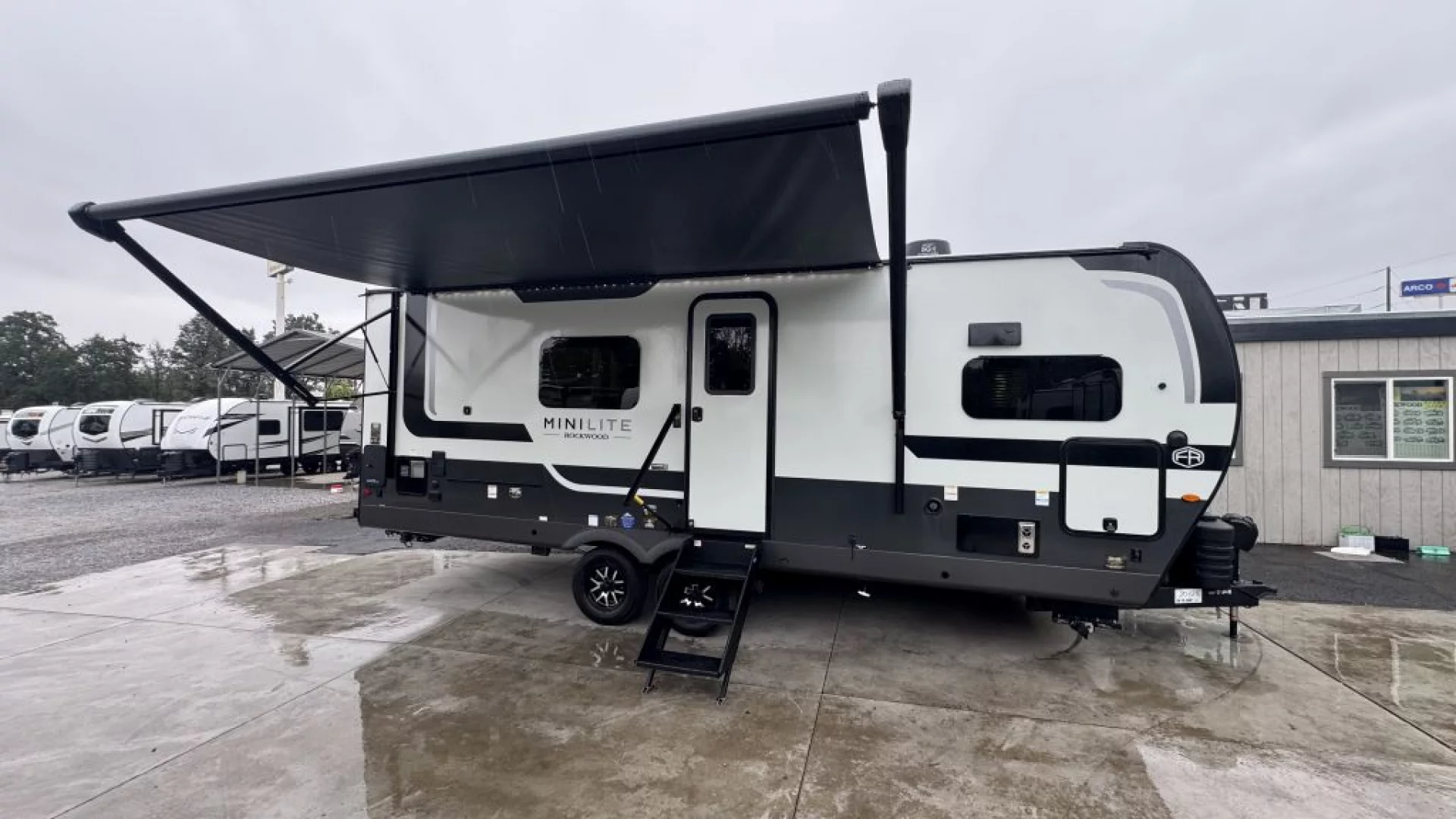 2027 FOREST RIVER ROCKWOOD MINI LITE 2523MBR - Image 2
