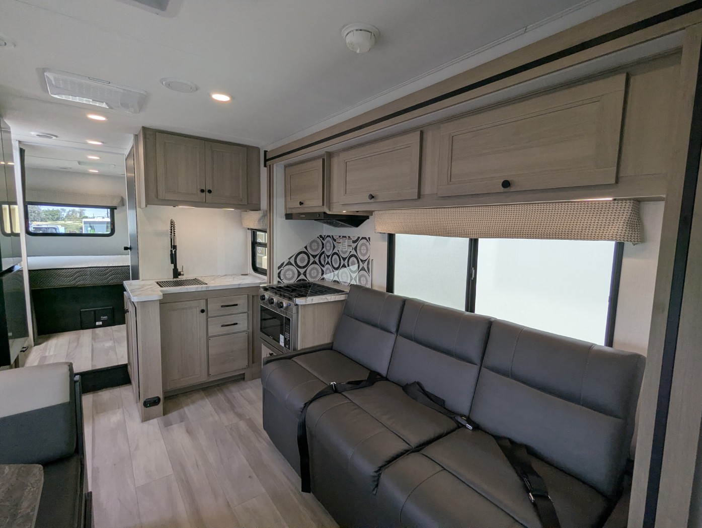 2026 FOREST RIVER SUNSEEKER 2750SLE - Image 14