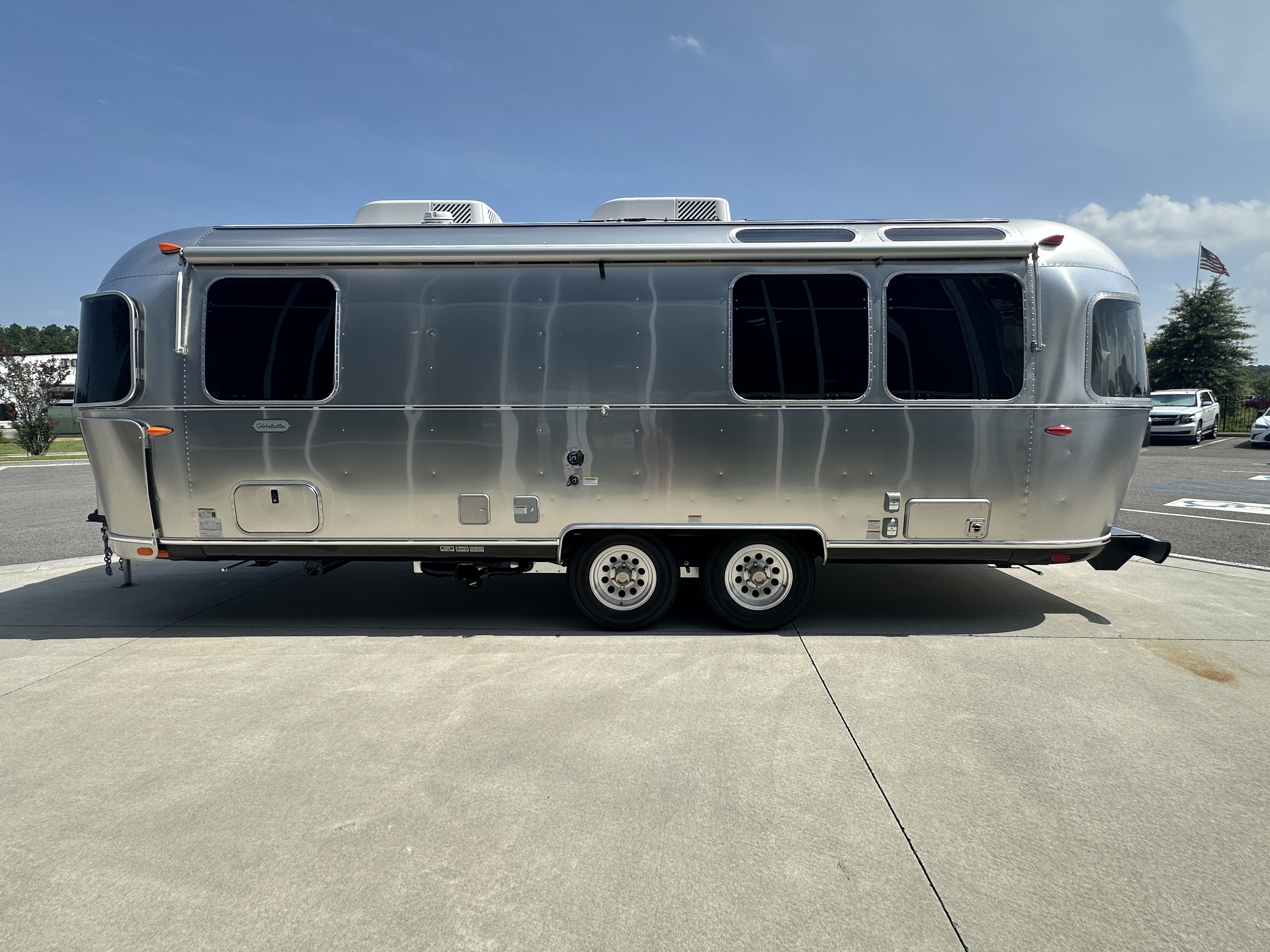 2027 Airstream Globetrotter 25FBT - Image 7
