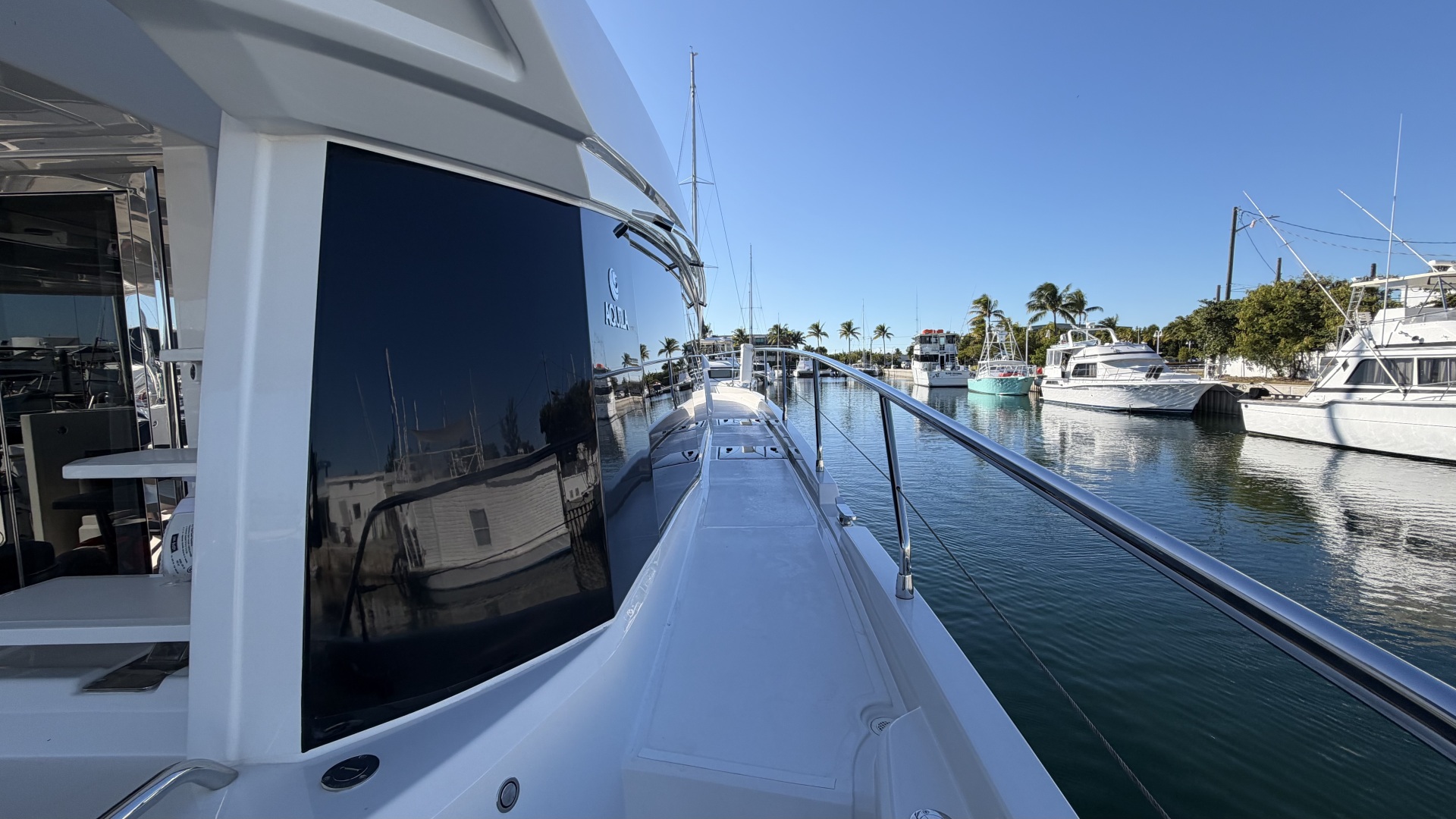 2025 Aquila 54 ENCLOSED BRIDGE - Image 19