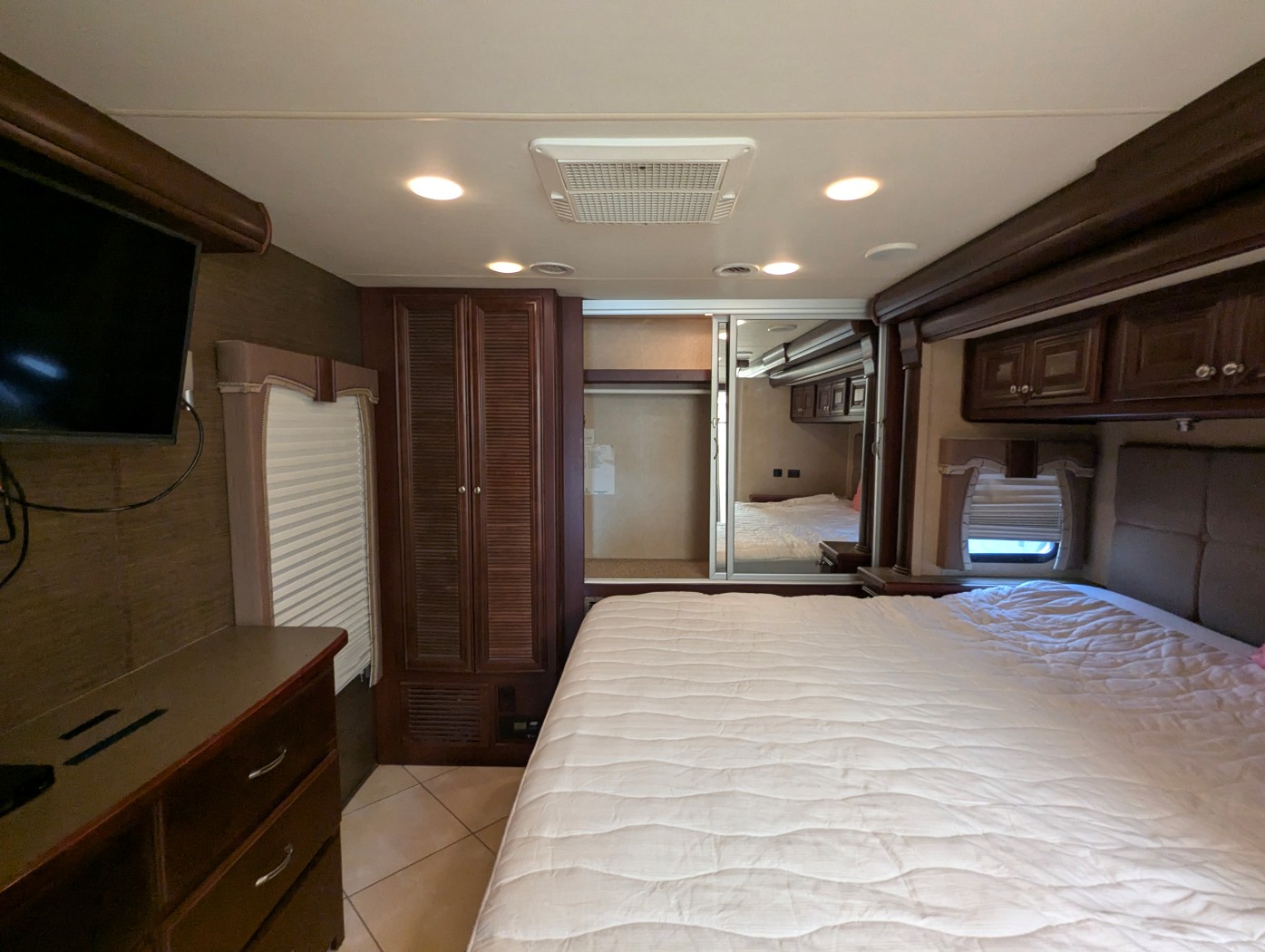 2011 DAMON ASTORIA 40KT - Image 29