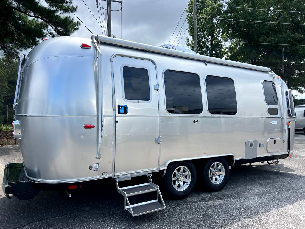 2027 AIRSTREAM FLYING CLOUD 23FBT - Image 4