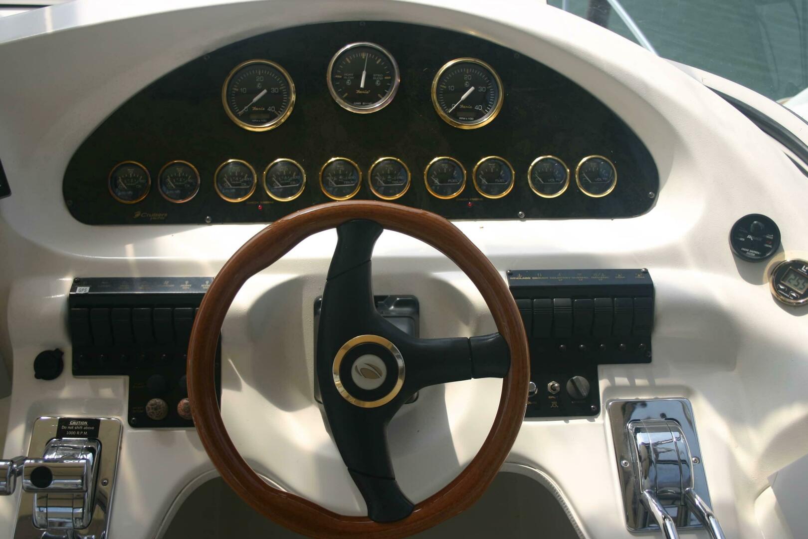 2001 Cruisers Yachts 3750 Motor Yacht - Image 10