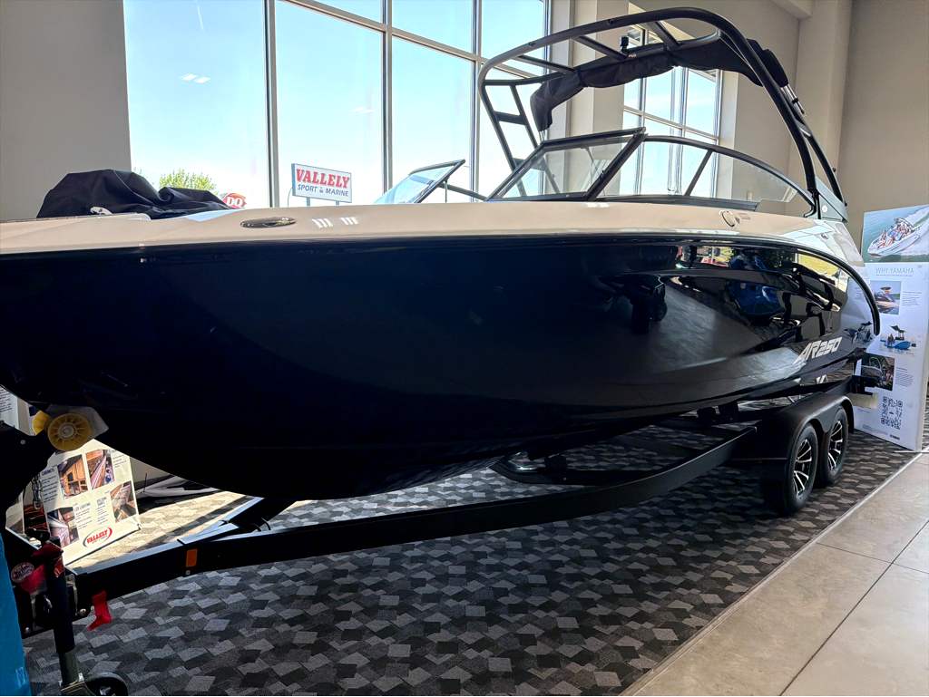 2026 Yamaha Boats AR250 - Image 3