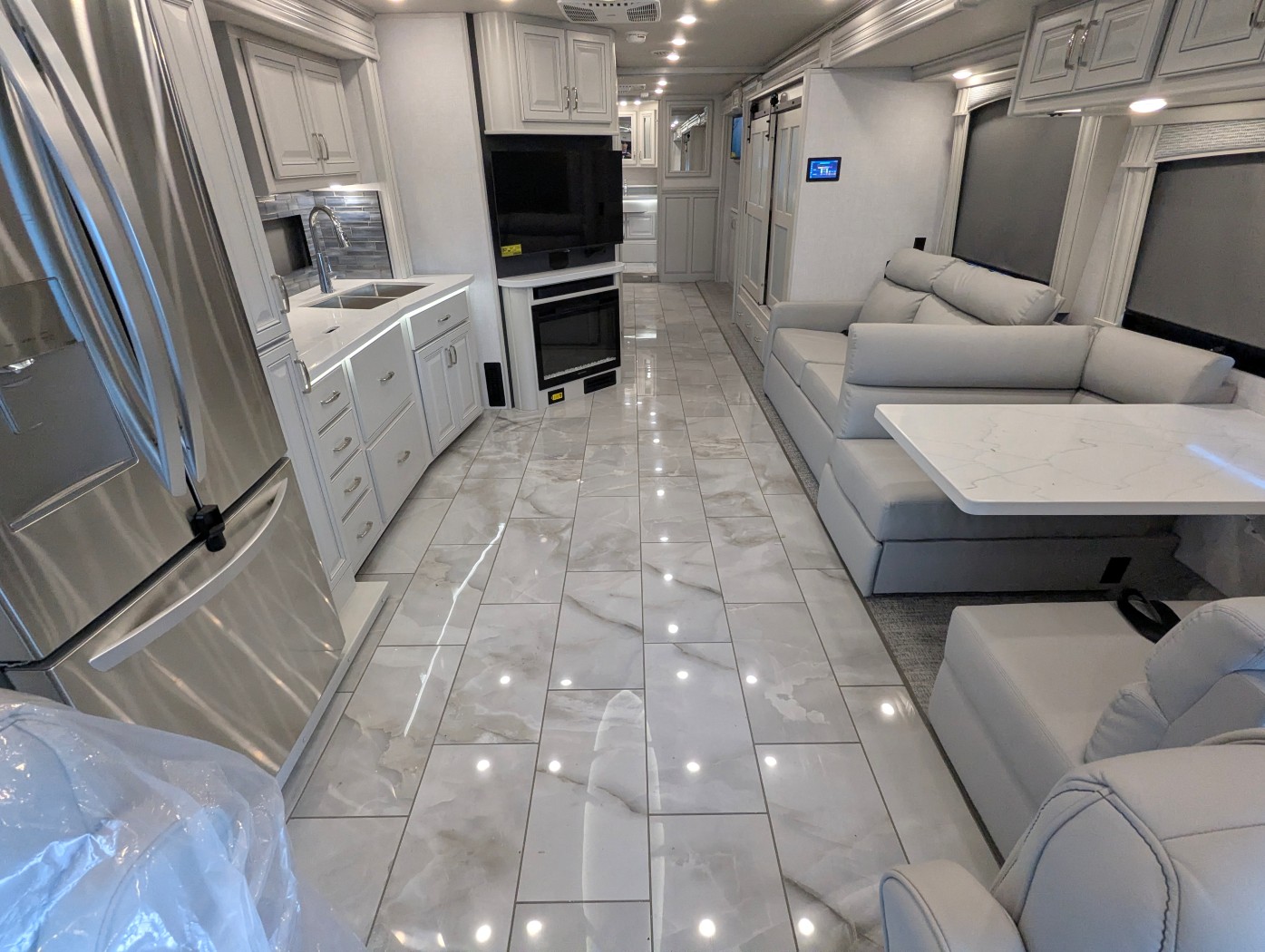 2026 Fleetwood Discovery 38N - Image 13